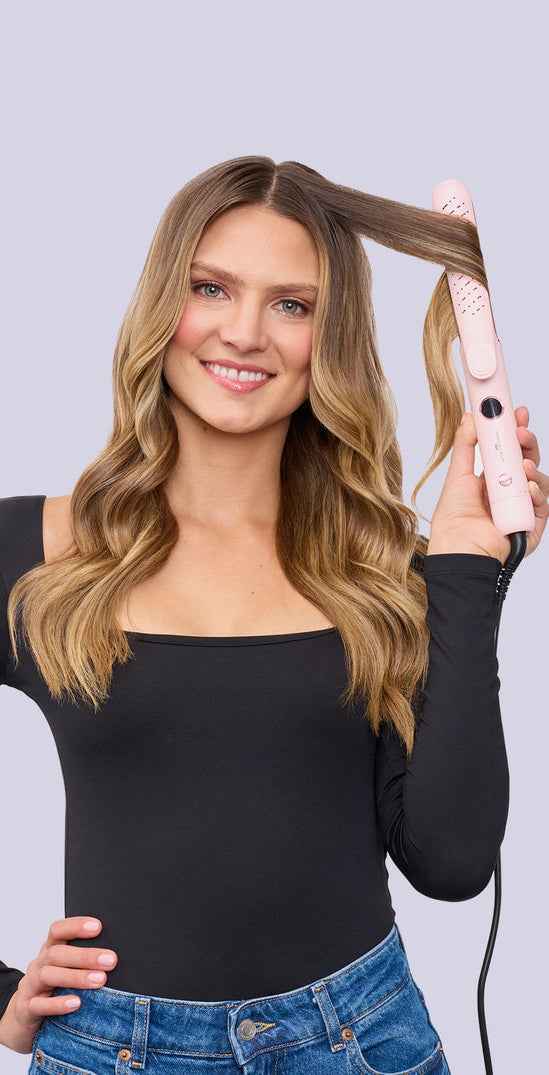 Drei lächelnde gleich aussehende Frauen con langen Cabello, aber unterschiedlichen Frisuren demonstrieren la Anwendung un rosa Herramientas per lo styling dei cabello, il Rizos o Wellen erzeugen